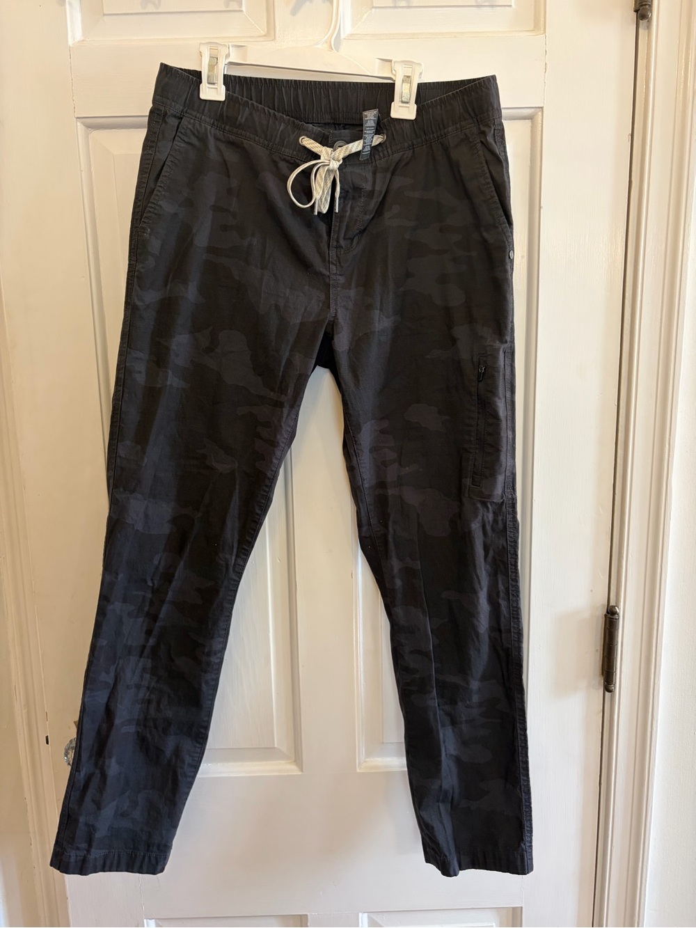Vuori Women’s Medium Ripstop 5 Pocket Joggers Black Camo Cargo Pants